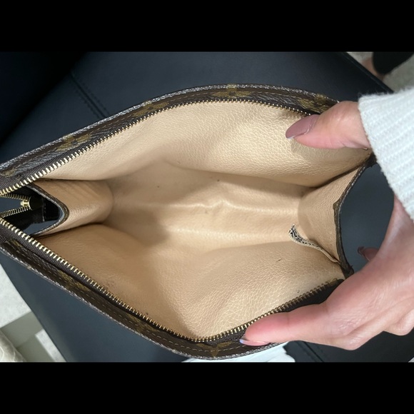 Authentic Louis Vuitton Toiletry 19 in Monogram - Picture 12 of 16